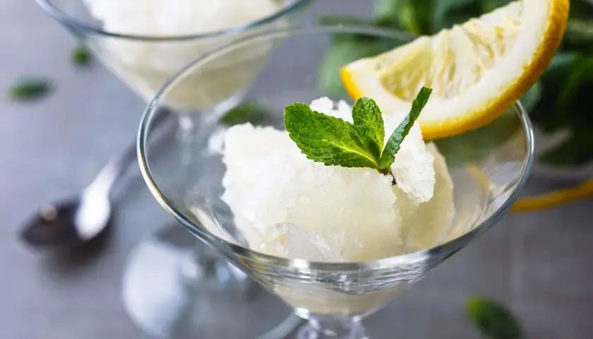 Orzeźwiający sorbet cytrynowy z miętą i cytryną. Idealny deser, by poczuć smak Neapolu. Co zjesc w Neapolu? To!