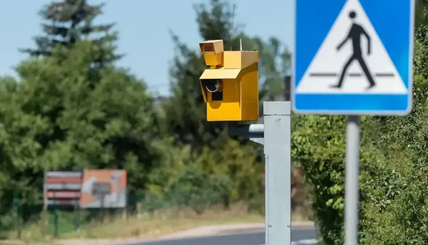 Żółty fotoradar i znak przejścia dla pieszych. Uważaj, bo przekroczenie prędkości o 20 km/h może kosztować.