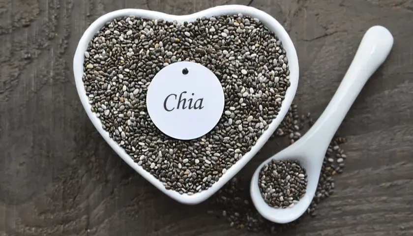 Cuore di semi di chia, un alimento salutare ma che può diventare pericoloso se consumato in eccesso.
