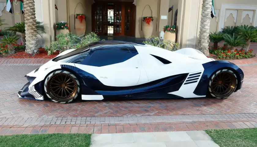 Devel Sixteen, un coche futurista blanco y azul oscuro, listo para alcanzar su velocidad máxima.