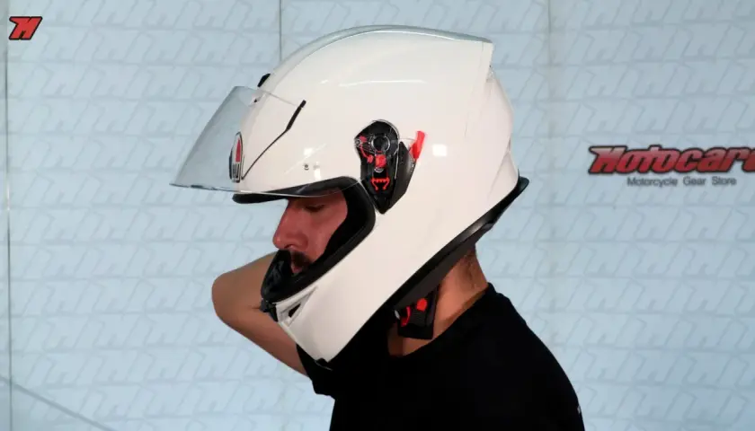 Hombre se ajusta un casco blanco para medir cabeza.