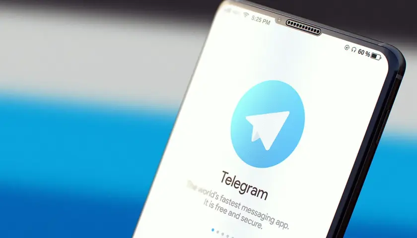 Ekran smartfona z logo Telegram i hasłem "The world's fastest messaging app. It is free and secure." Czy Telegram jest bezpieczny? Odpowiedź w aplikacji.