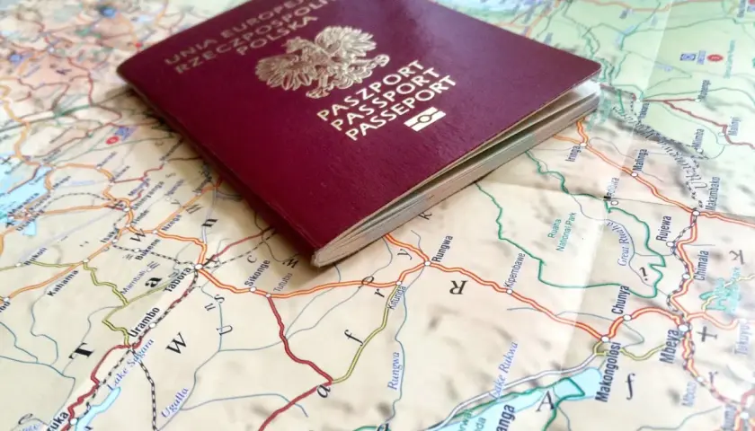 Polski paszport na mapie Afryki, planowanie podróży. Gdzie leży Zanzibar? To pytanie, na które szukamy odpowiedzi, planując egzotyczne wakacje.