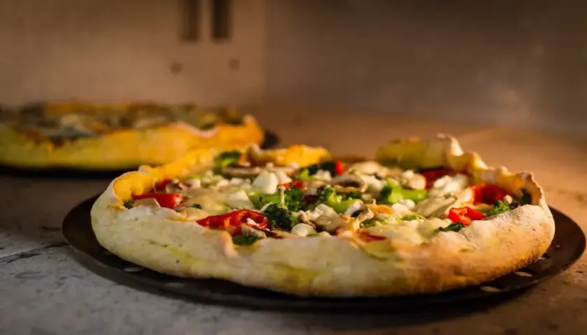 Idealna temperatura i czas pieczenia mrożonej pizzy, aby nie spalić
