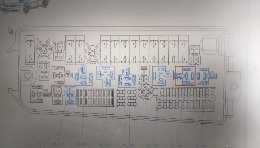 Schemat bezpieczników Opla Vectry C. Szukając, gdzie jest bezpiecznik od nawiewu, zwróć uwagę na zaznaczony czerwonym prostokątem obszar.