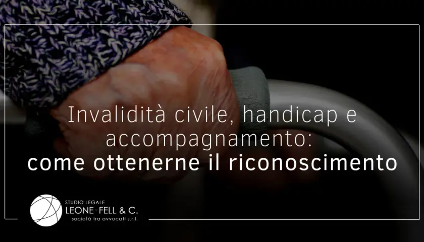 Mano anziana che afferra un bastone. Testo: "Invalidità civile, handicap e accompagnamento: come ottenerne il riconoscimento". Ricorso per invalidità 100% senza accompagnamento.