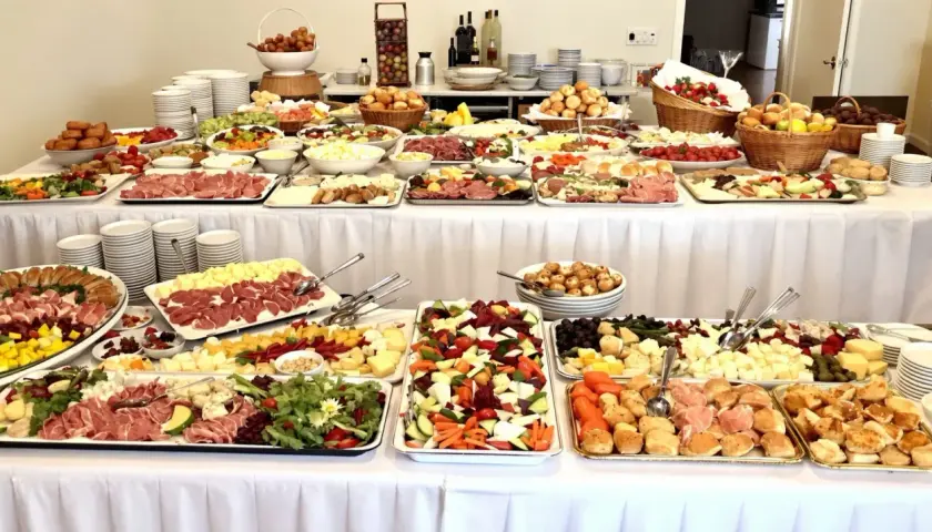 Vaste quantité buffet froid pour 60 personnes : charcuteries, fromages, crudités, fruits et pains.