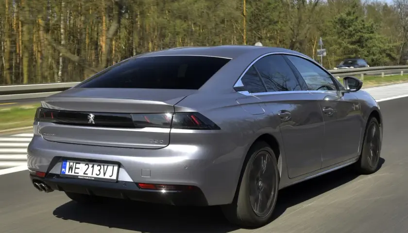 Szary Peugeot 508 na drodze. Wiele osób szuka peugeot 508 opinie, a ten model wygląda świetnie.