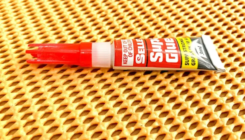 Super Glue na meblach? Szybki ratunek i bezpieczne metody