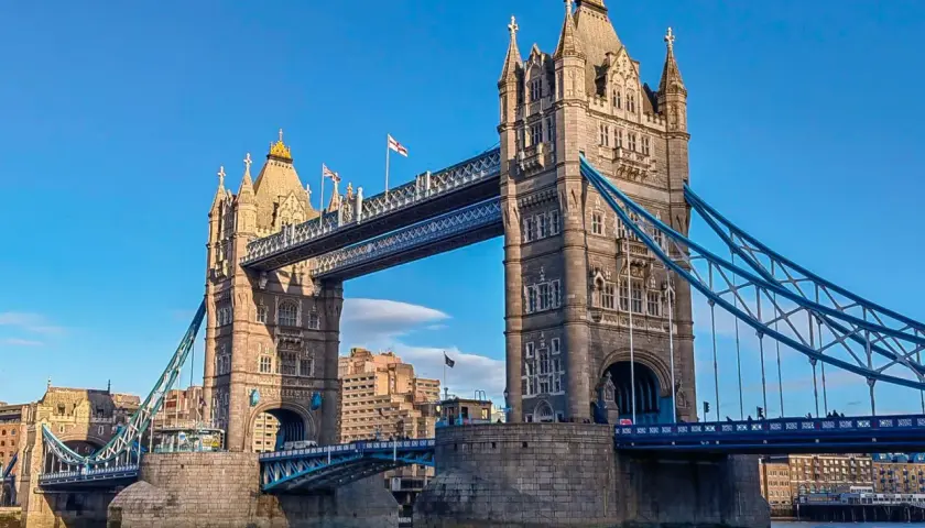 Tower Bridge w Londynie, jedna z głównych atrakcji po angielsku, majestatycznie wznosi się nad Tamizą.
