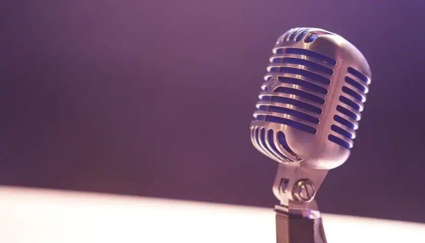 Ein glänzendes Mikrofon steht bereit für autotune live. Die Bühne ist bereitet, die Musik wartet.