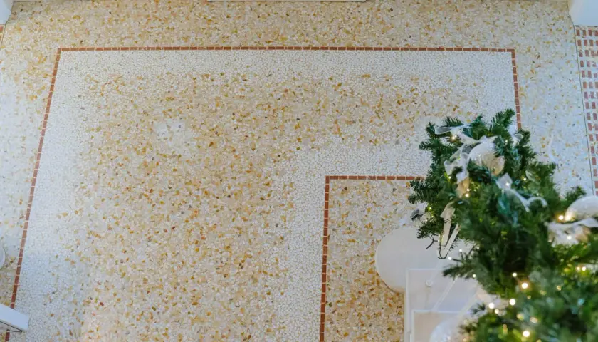 Pavimenti alla veneziana: un classico intramontabile. Pro: eleganza, durata. Contro: costo, manutenzione. Un tocco di classe per ogni ambiente.