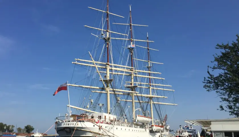 Dar Pomorza" w Gdyni to wspaniałe miejsce do zobaczenia. Ten biały żaglowiec z polską banderą przyciąga wzrok.