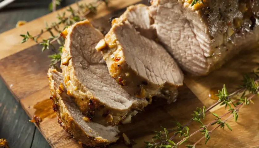 Filet mignon tranché, rôti et garni de thym. Le temps de cuisson pour un filet mignon de 500 g est parfait pour cette viande juteuse.