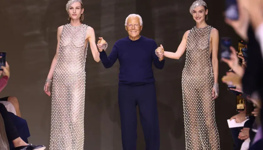 Giorgio Armani z modelkami w błyszczących kreacjach, uosobienieicono couture.