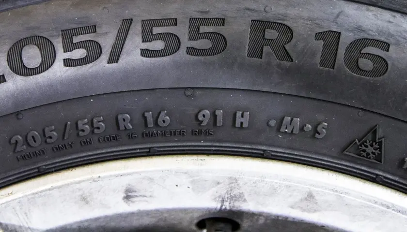 Opona z oznaczeniem 205/55 R16 91H, gotowa do montażu na felgach 16-calowych.
