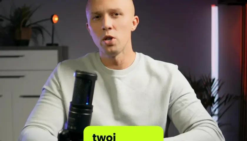 Mężczyzna przy mikrofonie opowiada o skutecznym SEO. Zielony napis "twoi" sugeruje, że chodzi o Twoje SEO.