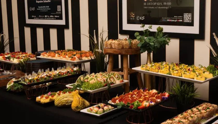 Elegancki catering na 100 osób: przystawki, sałatki, mini-roladki. Ceny zaczynają się od 100 zł za bilet.