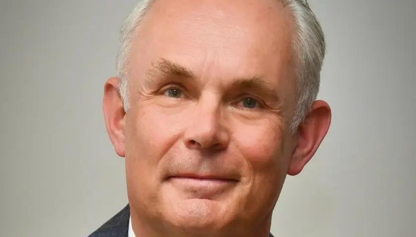 Portret mężczyzny z siwymi włosami. Marek Harat przyjmuje w swojej klinice, oferując profesjonalne usługi.