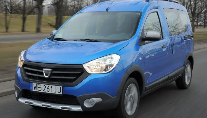 Niebieski Dacia Dokker Stepway w ruchu, z widocznym napisem "STEPWAY" na drzwiach.