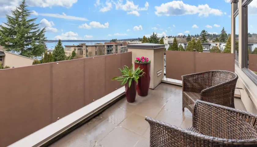Prywatny balkon w bloku? Osłony, przepisy, pomysły DIY!