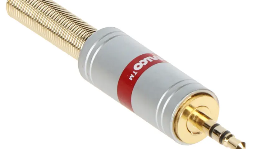 Złoty jack 3.5mm z metalową obudową i sprężynką. Idealny do kabli audio.