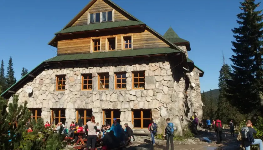 Ile kosztuje nocleg w schronisku? Ceny, które mogą Cię zaskoczyć