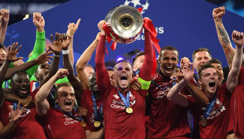 Piłkarze Liverpoolu świętują zdobycie Pucharu Ligi Mistrzów. To ich szósty triumf, co czyni ich jednym z najbardziej utytułowanych klubów w historii tych rozgrywek.