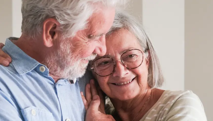 Uśmiechnięta para seniorów, marząca o dodatku do emerytury po 70 roku życia.