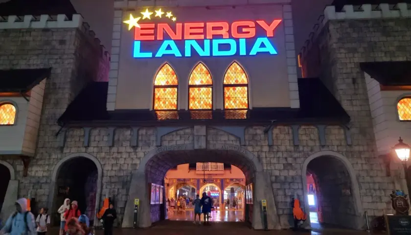 Wejście do Energylandii nocą. Czy do Energylandii można wejść z psem? Na razie nie wiadomo, ale z pewnością można wejść z rodziną.