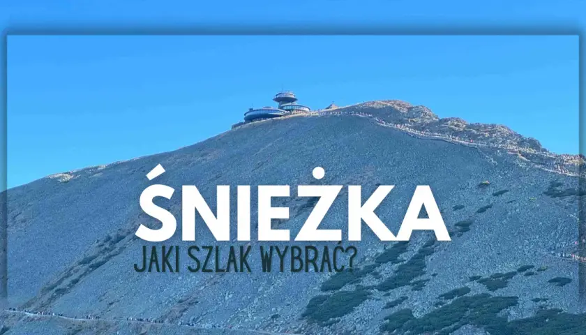 Szlak na Śnieżkę. Tłum turystów wędruje kamienistym zboczem ku obserwatorium.