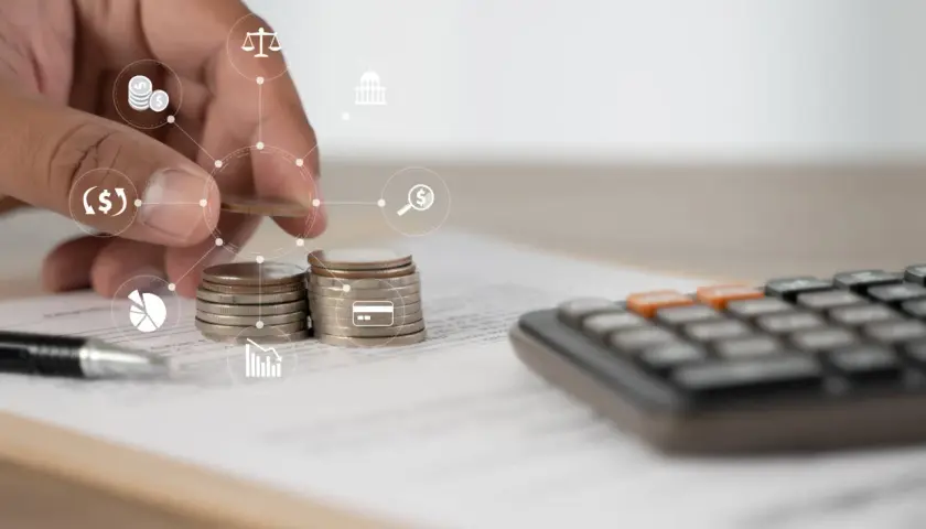 Dłoń układa monety, obok kalkulator i dokumenty. Ikony symbolizują finanse i prawo, sugerując rozważania nad umową zlecenie a KRUS.