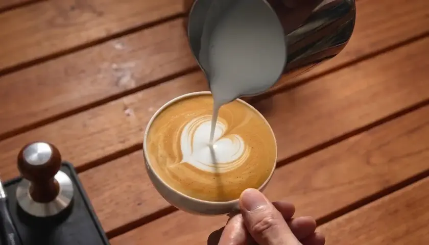 Cappuccino mit Herz aus aufgeschäumter Milch, zubereitet mit Präzision.