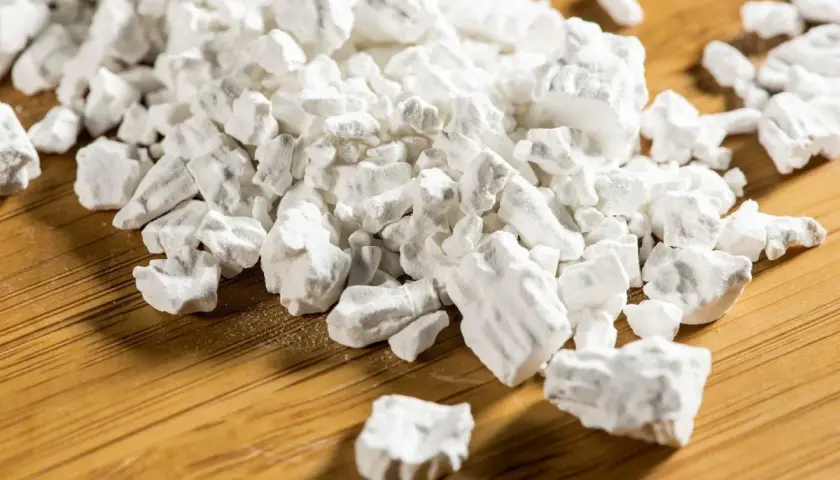 Cumuli di amido di tapioca su fondo di legno. Informazioni su kuzu controindicazioni e usi.