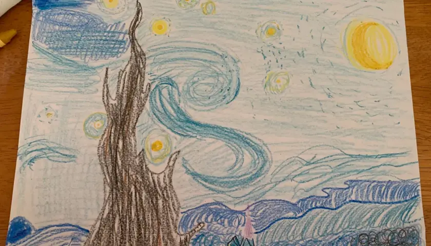 Un dibujo infantil de la noche estrellada de Van Gogh, con un ciprés oscuro, casas y un cielo arremolinado lleno de estrellas amarillas.