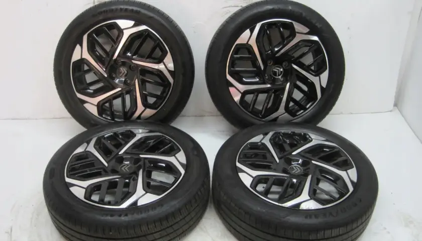 Cztery koła z felgami i oponami Goodyear do Citroen C4. Stylowe felgi z czarno-srebrnym wzorem.