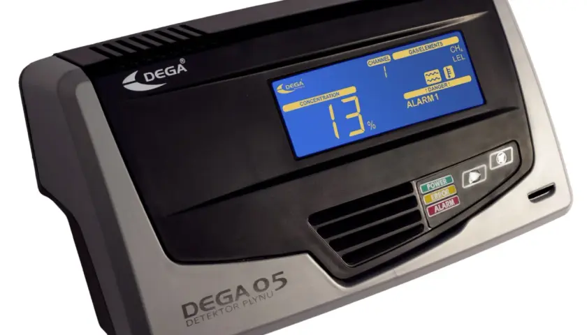 Detektor gazu DEGA 05 pokazuje 13% stężenia, sygnalizując niebezpieczeństwo. Sprawdź, ile czynnika do klimatyzacji wyciekło.