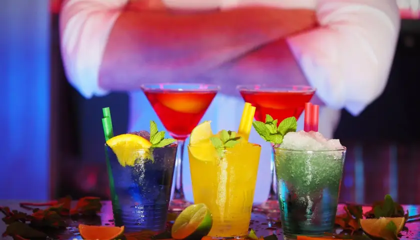 Kolorowe drinki na barze. Zastanawiasz się, ile zarabia barman w Warszawie, tworząc takie cuda?