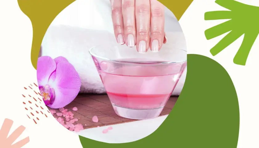 Zabieg parafinowy na dłonie. Czy parafina ciekła jest szkodliwa? Delikatne dłonie zanurzone w różowej kąpieli, obok kwiat orchidei.