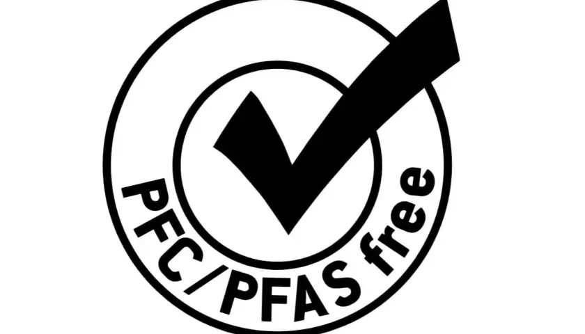 Kreis mit Häkchen und Text "PFC/PFAS free". Ein Zeichen für Produkte ohne schädliche Chemikalien.