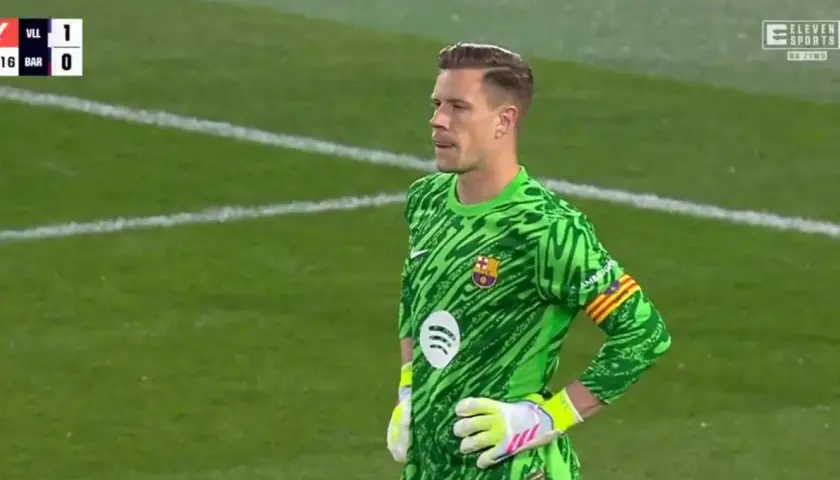 Bramkarz Barcelony w zielonej koszulce na tle murawy. Wynik meczu Barcelona - Valladolid 0:1.