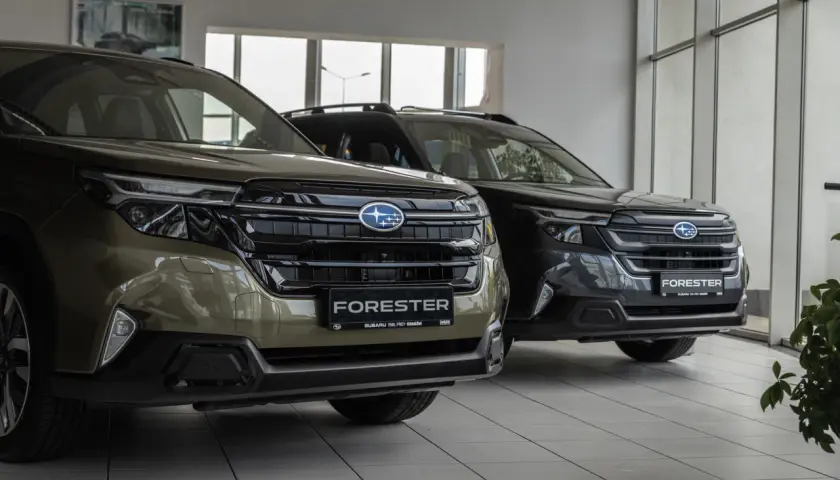 Dwa nowe Subaru Forester w salonie. Idealne do rodzinnych wyjazdów i przygód. Sprawdź ofertę subaru leasing!