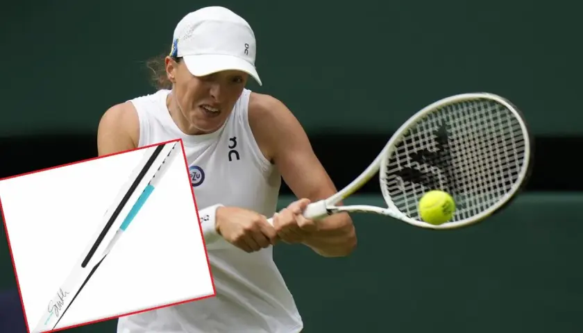 Iga Świątek gra rakietą Wilson Blade. Widać ją w akcji na korcie, z charakterystycznym białym naciągiem i niebieskimi akcentami.
