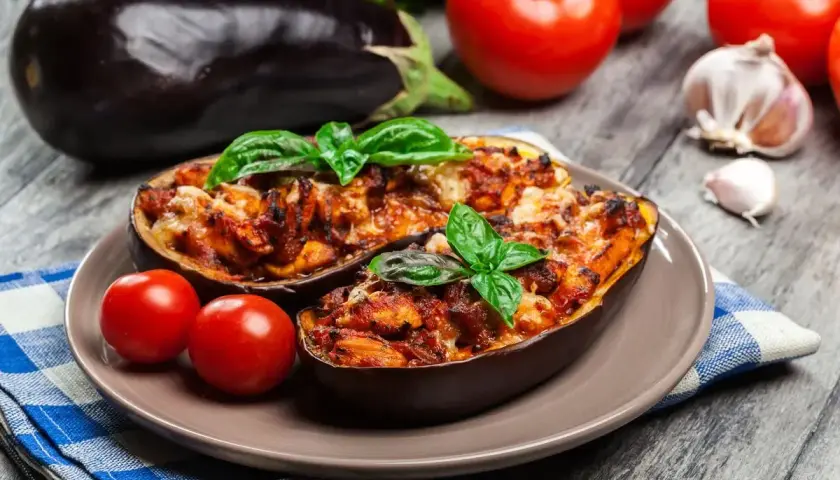 Melanzane ripiene senza carne, gustose e colorate, pronte per essere gustate.