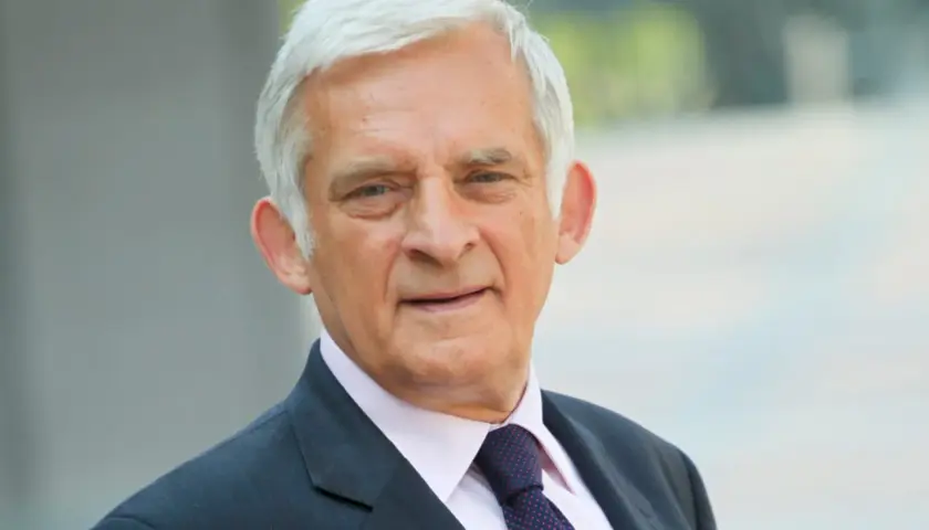 Jerzy Buzek, były premier i przewodniczący Parlamentu Europejskiego, w eleganckim garniturze. Jego poprzednie urzędy świadczą o bogatym doświadczeniu politycznym.