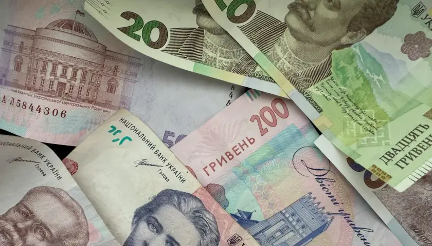Ukraińska waluta to hrywna. Na zdjęciu widać banknoty o nominałach 20, 50, 100 i 200 hrywien.