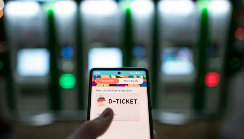 Smartphone zeigt D-Ticket-App. SEPA-Lastschrift funktioniert nicht, der Kauf des Deutschlandtickets ist gestört.