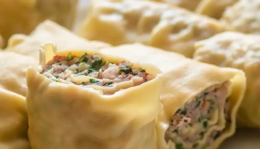 Pyszne pierogi z mięsem i zieloną pietruszką, które wyglądają jak małe zaguby.