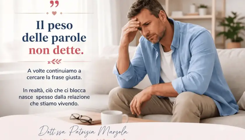 Uomo pensieroso seduto su un divano, con la frase "Il peso delle parole non dette". A volte il "ti desidero significato" si nasconde nel silenzio delle relazioni.