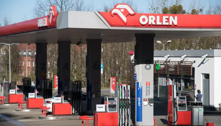 Ile zarabia pracownik Orlenu? Zaskakujące różnice w wynagrodzeniach
